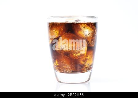 Boisson froide, soda avec glace, verre de cola pour boisson chaude et estivale isolée sur fond blanc Banque D'Images