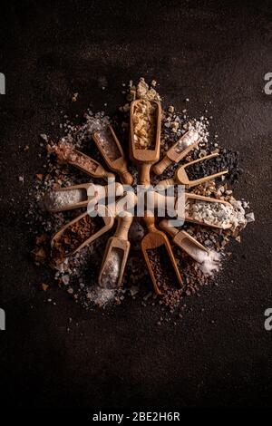 Collecte de différents types de sel sur fond noir Banque D'Images