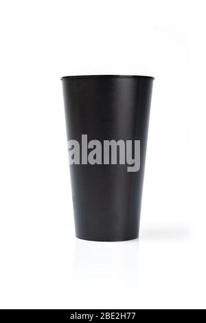 grand verre en plastique noir isolé sur fond blanc Banque D'Images