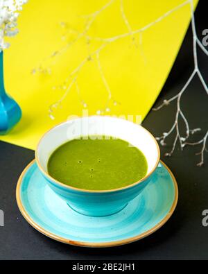 un bol de soupe de légumes verts dans un bol en céramique turquoise Banque D'Images