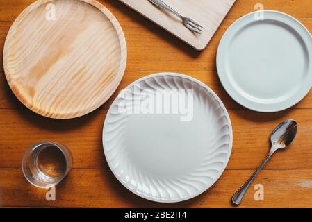 Plat composé de trois assiettes et de quelques couverts Banque D'Images