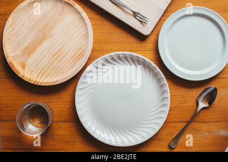 Plat composé de trois assiettes et de quelques couverts Banque D'Images