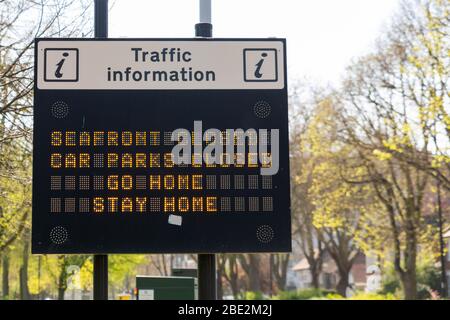 Southend-on-Sea, Royaume-Uni. 11 avril 2020. Les panneaux de signalisation Matrix sur l'avenue Victoria, sur le chemin de Southend-on-Sea, informant que les parkings de la ville et du front de mer sont fermés, pour rentrer à la maison et rester en sécurité. Le conseil prend un certain nombre de mesures pour que les gens restent loin du front de mer. Penelope Barritt Banque D'Images