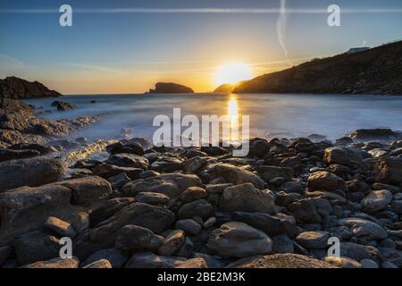 Lever de soleil dans la Arnia Beach. Urros de Liencres. La Cantabrie. L'Espagne. Banque D'Images