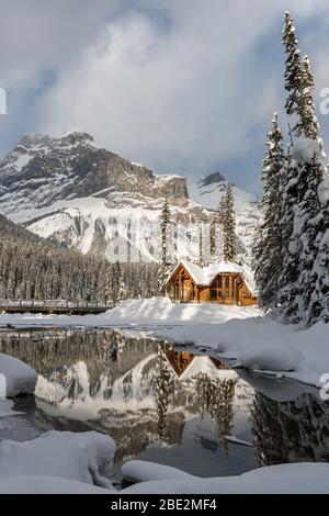 Pont en bois au-dessus du lac Emerald avec le Cilantro café en hiver, parc national Yoho, Rocheuses canadiennes, Colombie-Britannique, Canada Banque D'Images