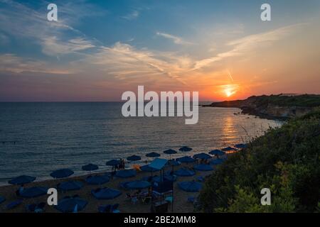 Vue majestueuse sur le coucher du soleil avec de belles couleurs de la plage d'Ammes à Argostoli Kefalonia, Grèce Banque D'Images