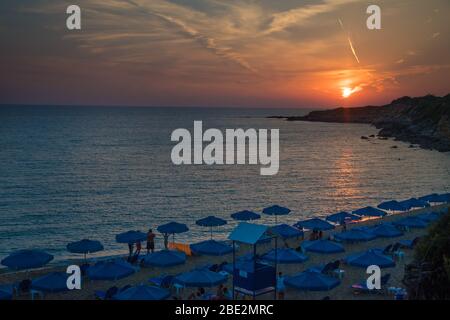 Vue majestueuse sur le coucher du soleil avec de belles couleurs de la plage d'Ammes à Argostoli Kefalonia, Grèce Banque D'Images