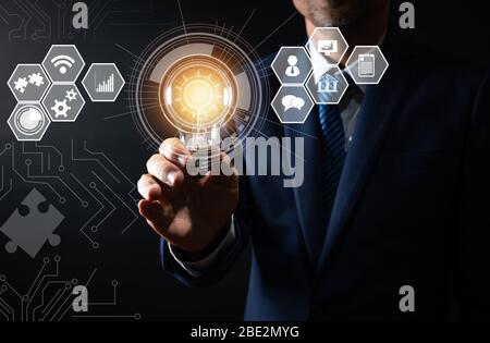 innovation et technologie, homme d'affaires tenant une tablette avec ampoule d'éclairage créatif et ligne de connexion pour communiquer avec internet network dis Banque D'Images