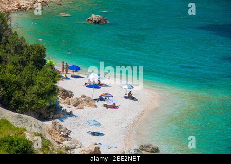 Plage de Vouti sur l'île Ionienne de Céphalonie, Grèce. Une belle petite plage avec des eaux turquoise de mer Banque D'Images