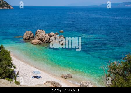 Plage de Vouti sur l'île Ionienne de Céphalonie, Grèce. Une belle petite plage avec des eaux turquoise de mer Banque D'Images