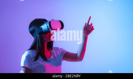 Concept de technologie moderne. Fille dans des lunettes de réalité virtuelle Banque D'Images
