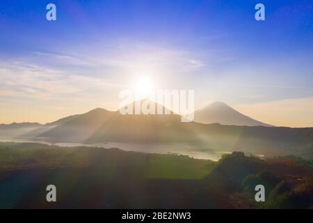 Lever de soleil et brume pittoresques au volcan Batur, Kintamani, Bali, Indonésie. Banque D'Images