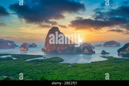 Vue sur la baie de Phang Nga dans le magnifique ciel au coucher du soleil. Banque D'Images