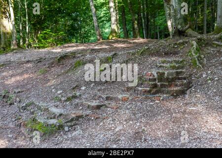 Quelques ruines de briques de la maison d'Adolf Hitler, le Berghof, dans l'Obersalzberg, les Alpes bavaroises près de Berchtesgaden, la Bavière, Allemagne. Banque D'Images