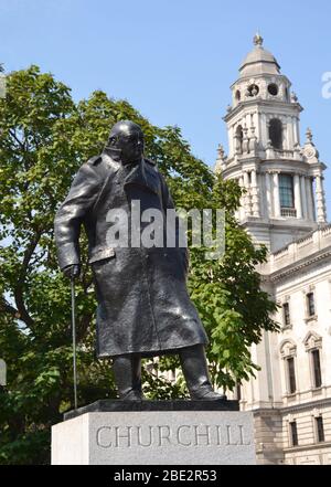 Statue en bronze de l'ancien Premier ministre britannique Sir Winston Churchill, par Ivor Roberts-Jones dans le Parlement Square Garden, Londres. Banque D'Images