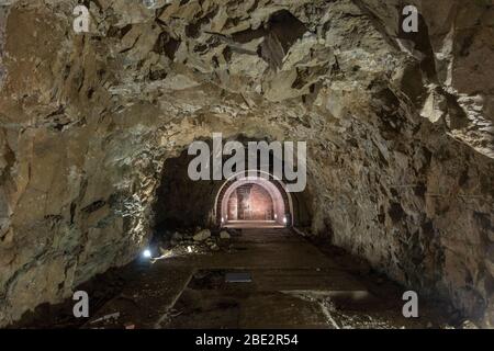 Entrée et tunnel rocheux dans le Platterhofbunker ou Gastehaus bunker, qui fait partie du Centre de documentation Obersalzburg, Bavière, Allemagne. Banque D'Images