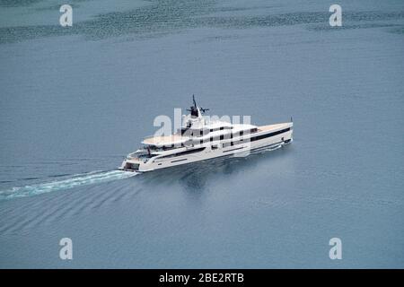 Bateau de luxe avec hélicoptère Decks voile. Banque D'Images