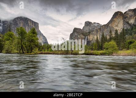 Yosemite Valley avec la rivière Merced et El Capitan Banque D'Images