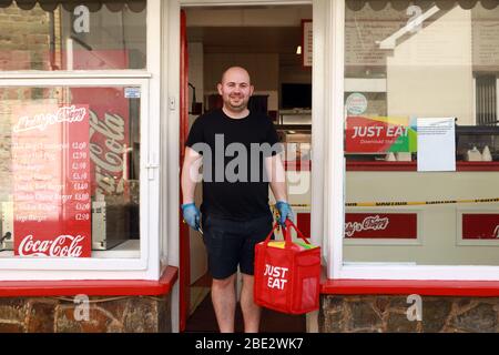 Ilfracombe, North Devon, Royaume-Uni, 11 avril 2020: Les commerçants et les propriétaires de plats à emporter continuent de servir la communauté locale pendant le verrouillage de vacances de la banque de Pâques, la ville de bord de mer reste calme et émotif malgré les craintes que les vacanciers ignorent les avertissements de rester chez eux. Crédit Natasha Quarmby/ALAY Live News Banque D'Images