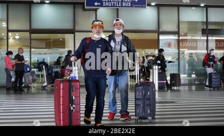 Paranaque City, Philippines. 9 avril 2020. (4/9/2020) 440 marins travaillant sur un navire de croisière Norwegian Joy and Regent Seven Seas ont été envoyés aux Philippines en raison de la pandémie de coronavirus. Wamos Air, un vol affrété au départ de Madrid, aide au rapatriement de ces gens de mer. (Photo de Sherbien Dacalanio/Pacific Press/Sipa USA) crédit: SIPA USA/Alay Live News Banque D'Images