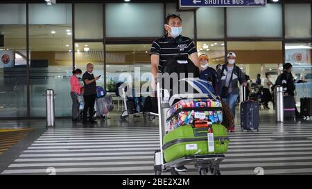 Paranaque City, Philippines. 9 avril 2020. (4/9/2020) 440 marins travaillant sur un navire de croisière Norwegian Joy and Regent Seven Seas ont été envoyés aux Philippines en raison de la pandémie de coronavirus. Wamos Air, un vol affrété au départ de Madrid, aide au rapatriement de ces gens de mer. (Photo de Sherbien Dacalanio/Pacific Press/Sipa USA) crédit: SIPA USA/Alay Live News Banque D'Images