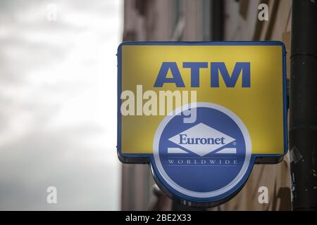 PRAGUE, TCHÉQUIE - 3 NOVEMBRE 2019: Le logo d'Euronet Worldwide indique l'un de leurs guichets automatiques bancaires à Prague. Euronet est un paiement électronique américain et financ Banque D'Images