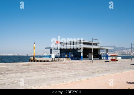 Izmir, Turquie - 10 avril 2020: La jetée de bateau à vapeur d'Alsancak est fermée et avec personne à l'extérieur et aucun voyageur à cause de Coronavirus pandemi. Les gens de moi Banque D'Images