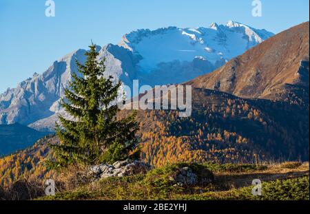 Paysage montagneux rocheux des Dolomites alpins d'automne, Sudtirol, Italie. Vue paisible depuis le Falzarego Pass. Massif de Marmolada enneigé et glacier in Banque D'Images