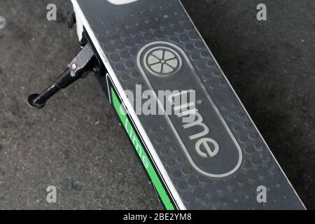 Gros plan d'un scooter de location électrique de marque Lime. Louez ces scooters avec une application et utilisez-les dans de nombreuses grandes villes comme Zurich Suisse. Banque D'Images