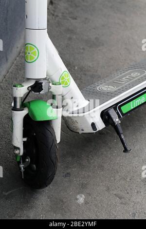 Gros plan d'un scooter de location électrique de marque Lime. Louez ces scooters avec une application et utilisez-les dans de nombreuses grandes villes comme Zurich Suisse. Banque D'Images