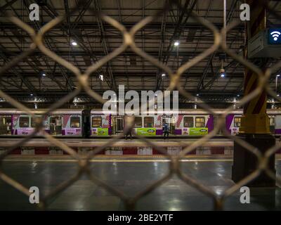 Mumbai, Inde - 26 janvier 2020 : plateforme désertée et trains locaux pendant le verrouillage à Mumbai en raison de la pandémie de couronne Banque D'Images