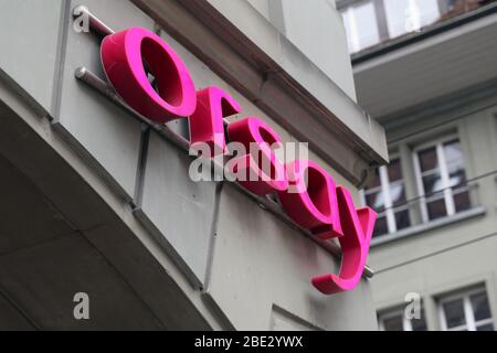 Logo rose d'Orsay sur un mur d'un ancien bâtiment situé à Berne, Suisse, mars 2020. Le logo est allumé. Orsay propose la mode allemande. Banque D'Images