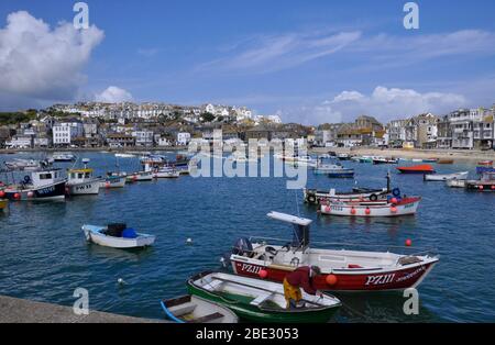 Bateaux de pêche dans le port de St Ives, Cornwall Banque D'Images