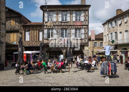 Les touristes assis à des tables de café en plein air apprécient le centre historique d'Eauze, France. Banque D'Images