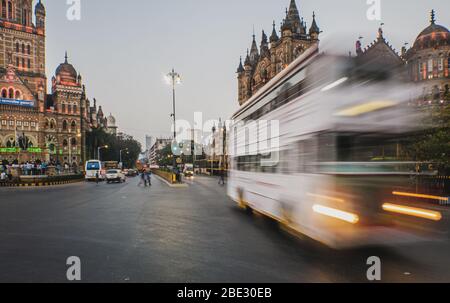 Mumbai, Inde - 26 janvier 2020 : un bus à impériale en mouvement PRÈS de la gare CST dans le sud de Mumbai Banque D'Images