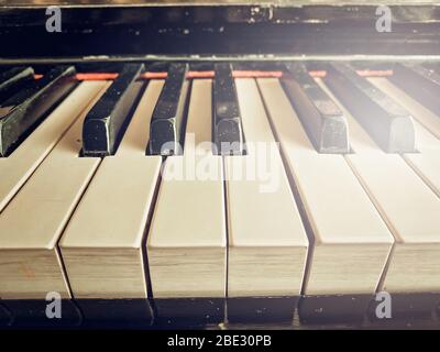 Clavier de piano ancien. Vue avant. Tonification. Photographie mobile. Prise verticale pour les réseaux sociaux. Banque D'Images
