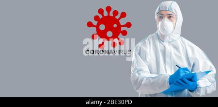 Médecin asiatique portant un costume de protection sur fond gris, collage avec des bactéries et des CORONAVIRUS de mot. Panorama Banque D'Images