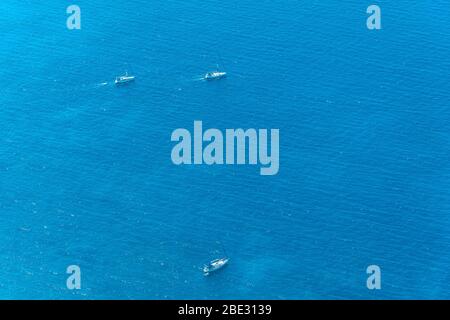 Trois bateaux à voile dans l'océan sans fin avec des eaux turquoise cristallines dans l'île ionienne de Céphalonie, Grèce Banque D'Images