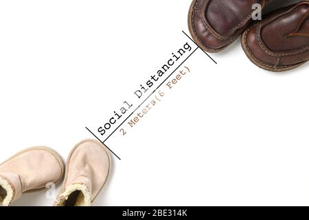 Deux chaussures en cuir se séparent pour l'isolement social, concept de rester physiquement à l'écart pour le contrôle des infections prévu à Banque D'Images