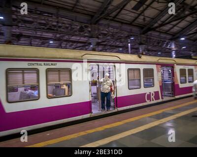 Mumbai, Inde - 26 janvier 2020: Plateforme déserte et trains locaux pendant le verrouillage à Mumbai en raison de la pandémie de couronne Banque D'Images