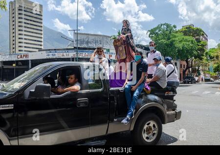 10 avril 2020, Caracas, Miranda, Venezuela : Les voisins d'un secteur de Caracas (Chacao) font une procession avec l'image de la Vierge la douloureuse dans les grues et de ramasser dans les rues de cette communauté dans la célébration de la semaine Sainte pendant la quarantaine pour la pandémie du Covid-19 qui frappe le Venezuela et le monde. (Image crédit : © Jimmy Villalta/ZUMA Wire) Banque D'Images