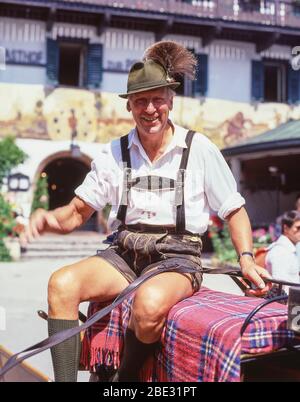 Chauffeur de calèche portant un pantalon Lederhosen, St Gilgen, État de Salzbourg, République d'Autriche Banque D'Images