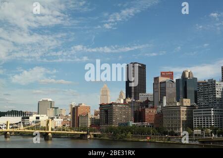 Le pont Roberto Clemente au-dessus de la rivière Allegheny et la ligne d'horizon du centre-ville de Pittsburgh, Pennsylvanie, États-Unis. Banque D'Images