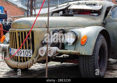 WROCLAW, POLOGNE - 11 août 2019: Les voitures américaines montrent: Voiture militaire américaine verte avec pare-brise montant. Banque D'Images