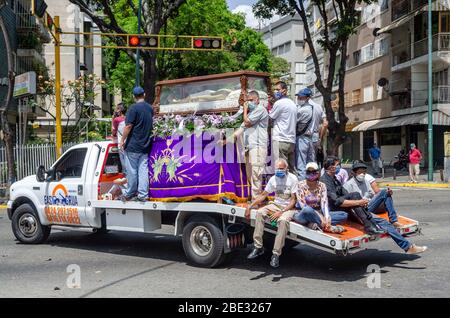 10 avril 2020, Caracas, Miranda, Venezuela : Les voisins d'un secteur de Caracas (Chacao) font une procession avec le tombeau Saint dans les grues et ramasser dans les rues de cette communauté dans la célébration de la semaine Sainte pendant la quarantaine pour la pandémie du Covid-19 qui frappe le Venezuela et le monde. (Image crédit : © Jimmy Villalta/ZUMA Wire) Banque D'Images