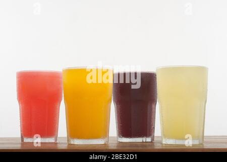 Jus de fruits frais colorés sur une table en bois Banque D'Images