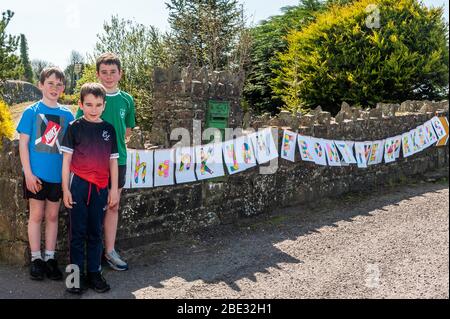 Dreeny, West Cork, Irlande. 11 avril 2020. Trois frères ont créé un panneau de remerciement pour les travailleurs de première ligne qui luttent contre le virus Covid-19. Matthew (8), Jonathan (12) et Stephen (10) O'Neill, de Dreeny, près de Skibbereen, ont pris une journée pour concevoir et peindre la bannière. Leur mère, qui est infirmière de l'HSE travaillant à l'hôpital de Bantry, a plastifié le signe. Crédit : AG News/Alay Live News Banque D'Images