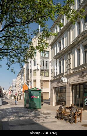 Rue de vente au détail de luxe à Londres pendant l'épidémie de pandémie de coronavirus de Covid 19. Un verrouillage appliqué signifie que la rue et la route sont vides et calmes. Banque D'Images