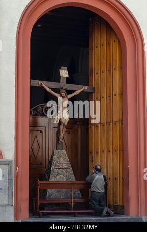 10 avril 2020, Caracas, Miranda, Venezuela: Un homme prie devant une image de Jésus Christ crucifié dans une église de Caracas sur une semaine Sainte atypique en raison de la quarantaine par le Covid-19 (image de crédit: © Jimmy Villalta/ZUMA Wire) Banque D'Images