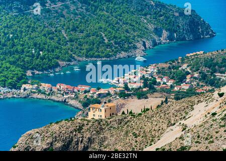 Village pittoresque d'Assos sur l'île Ionienne de Céphalonie en Grèce Banque D'Images